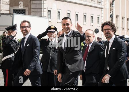 Luigi Di Maio (C), Alfonso Bonafede (L), Danilo Toninelli (R), les membres du nouveau gouvernement arrivent au Palazzo del Quirinale pour le serment devant le Président de la République Sergio Mattarella sur 1 juin 2018 à Rome, Italie. (Photo par Andrea Ronchini/NurPhoto) Banque D'Images