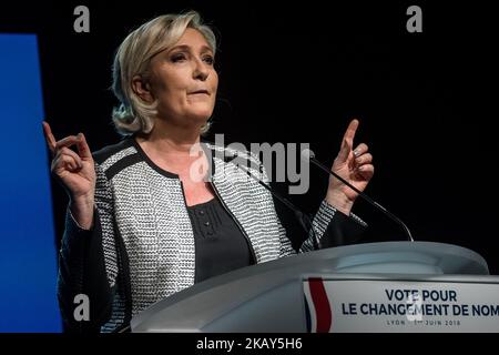 Le chef du parti d'extrême-droite français Front national (FN) Marine le Pen parle alors que les membres du parti ont soutenu la modification du nom du Front national pour le rassemblement national (Union ou rassemblement) lors d'un congrès du parti sur 1 juin 2018 à Bron près de Lyon, dans le sud-est de la France. (Photo de Nicolas Liponne/NurPhoto) Banque D'Images