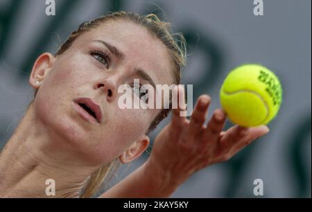 Camila Giorgi d'Italie sert contre Sloane Stephens des États-Unis pendant la troisième partie au tournoi Grand Chelem de Roland Garros - jour 7 sur 02 juin 2018 à Paris, France. (Photo de Robert Szaniszló/NurPhoto) Banque D'Images