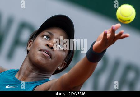 Sloane Stephens des Etats-Unis sert contre Camila Giorgi d'Italie lors de la troisième partie au tournoi Grand Chelem de Roland Garros - jour 7 sur 02 juin 2018 à Paris, France. (Photo de Robert Szaniszló/NurPhoto) Banque D'Images