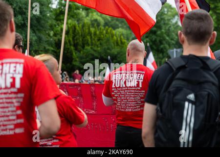 Environ 170 Neonazis ont fait une démonstration à travers la petite ville de Goslar (Basse-Saxe) pour célébrer leur 10th anniversaire de leur "Tag der Deutschen Zukunft" (jour de l'avenir allemand), sur 2 juin 2018. Environ 3000 personnes de différents partis et organisations politiques ont participé à la contre-manifestation. (Photo de David Speier/NurPhoto) Banque D'Images