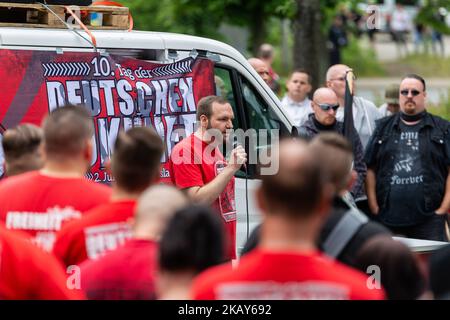 Sascha Krolzig lors d'une démonstration de Neonazis à Goslar, en Allemagne, sur 2 juin 2018. Environ 170 Neonazis ont fait une démonstration à travers la petite ville de Goslar (Basse-Saxe) pour célébrer leur 10th anniversaire de leur "Tag der Deutschen Zukunft" (jour de l'avenir allemand), sur 2 juin 2018. Environ 3000 personnes de différents partis et organisations politiques ont participé à la contre-manifestation. (Photo de David Speier/NurPhoto) Banque D'Images
