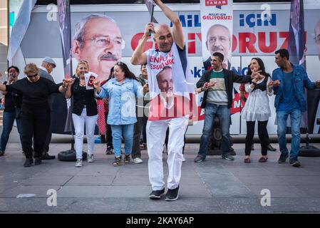 Le 3 juin 2018, le personnel électoral danse devant un bus de campagne pour le candidat présidentiel du Parti populaire républicain (CHP) Muharrem Ince et le chef du parti Kemal Kilicdaroglu à Kizilay, Ankara, la capitale de la Turquie. (Photo de Diego Cupolo/NurPhoto) Banque D'Images