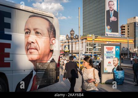 Des piétons dans le quartier central de Kizilay à Ankara, en Turquie, ont fait de nombreuses annonces de campagne électorale avec le président turc Recep Tayyip Erdogan le 3 juin 2018. (Photo de Diego Cupolo/NurPhoto) Banque D'Images