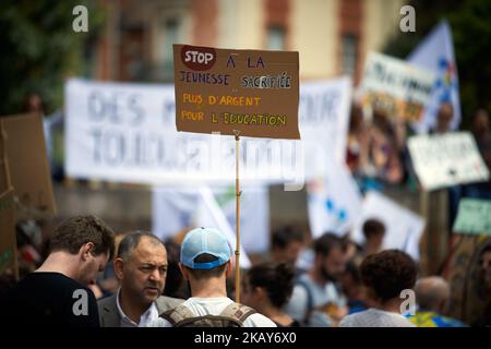 Un homme tient un écriteau intitulé « la jeunesse sacrifiée, plus d'argent pour l'éducation ». Les enseignants des écoles primaires et les élèves des parents se sont rassemblés et ont manifesté devant la Préfecture de la haute-Garonne pour protester contre la pénurie d'enseignants des écoles primaires, le nombre d'élèves trop élevé par les classes et plus généralement le manque de moyens d'éducation en France. Toulouse. France. 4 juin 2018. (Photo d'Alain Pitton/NurPhoto) Banque D'Images