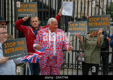 Les partisans du Brexit appellent à la mise en œuvre immédiate de l'article 30 à l'extérieur de Downing Street à Londres, au Royaume-Uni, sur 5 juin 2018. (Photo par Alex Cavendish/NurPhoto) Banque D'Images