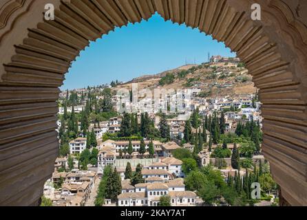 Vista de la Ciudad de Granada atavins del arco de una ventana estilo en la torre de las damas de la Alhambra, España Banque D'Images