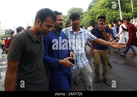 Le bataillon d'action rapide de la force d'élite bangladaise ou RAB a arrêté le porte-parole de Ganajagaran Mancha, Imran H Sarker, en prévision d'un rassemblement contre les exécutions extrajudiciaires au Bangladesh sur 6 juin 2018. (Photo de Mehedi Hasan/NurPhoto) Banque D'Images