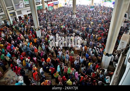 Des centaines de dévotés s'alignent à la gare de Kamalapur à Dhaka, au Bangladesh, le 4 juin 2018. Ils attendent d'acheter des billets de train à l'avance pour Eid-al-Adha ou pour les vacances musulmanes de sacrifice Feast. La gare déborlait le samedi, le deuxième jour de vente anticipée de billets pour différentes destinations à travers le pays. Certains clients se sont même mis en file d'attente aux comptoirs du jour au lendemain dans l'espoir d'obtenir des billets. La plupart des voyageurs ont dit qu'ils avaient opté pour le train pour les vacances Eid pour éviter les routes cahoteuses, les embouteillages et les accidents. (Photo de Sony Ramany/NurPhoto) Banque D'Images