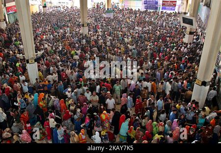 Des centaines de dévotés s'alignent à la gare de Kamalapur à Dhaka, au Bangladesh, le 4 juin 2018. Ils attendent d'acheter des billets de train à l'avance pour Eid-al-Adha ou pour les vacances musulmanes de sacrifice Feast. La gare déborlait le samedi, le deuxième jour de vente anticipée de billets pour différentes destinations à travers le pays. Certains clients se sont même mis en file d'attente aux comptoirs du jour au lendemain dans l'espoir d'obtenir des billets. La plupart des voyageurs ont dit qu'ils avaient opté pour le train pour les vacances Eid pour éviter les routes cahoteuses, les embouteillages et les accidents. (Photo de Sony Ramany/NurPhoto) Banque D'Images