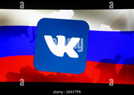 Le logo de VK (Vkontakte) avec un drapeau russe en arrière-plan est vu sur un écran. (Photo par Alexander Pohl/NurPhoto) Banque D'Images