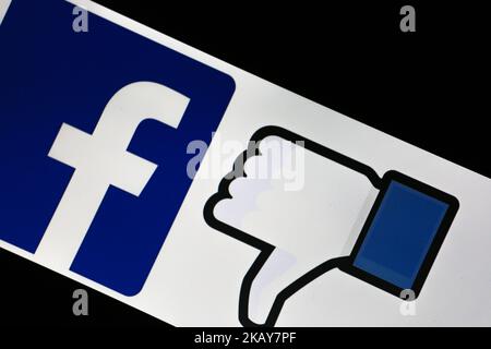 Le logo de Facebook et un pouce vers le bas sont visibles sur un écran. (Photo par Alexander Pohl/NurPhoto) Banque D'Images