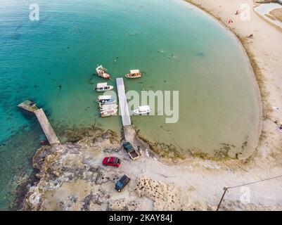 Images aériennes de la plage de Stavros, île de Crète, Grèce, le 3 juin 2018. La fin de la péninsule formant une étonnante baie protégée avec une colline escarpée en arrière-plan, une plage de sable et un peu de mer pour les bateaux de pêche. La plage de Stavros est proche de la ville de Chania. Stavros Beach a été l'endroit où la danse grecque Zorba a été filmée. C'est un pays accidenté se terminant par une belle plage claire. (Photo de Nicolas Economou/NurPhoto) Banque D'Images