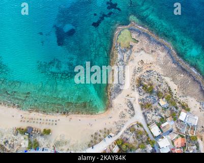 Images aériennes de la plage de Stavros, île de Crète, Grèce, le 3 juin 2018. La fin de la péninsule formant une étonnante baie protégée avec une colline escarpée en arrière-plan, une plage de sable et un peu de mer pour les bateaux de pêche. La plage de Stavros est proche de la ville de Chania. Stavros Beach a été l'endroit où la danse grecque Zorba a été filmée. C'est un pays accidenté se terminant par une belle plage claire. (Photo de Nicolas Economou/NurPhoto) Banque D'Images