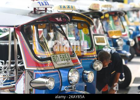 Une vue des Tuk-tuk colorés a été vue devant le temple bouddhiste de Wat Pho dans le quartier de Phra Nakhon à Bangkok, mercredi, 06 juin 2018, à Bangkok, Thaïlande. (Photo par Artur Widak/NurPhoto) Banque D'Images