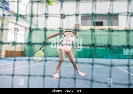 Marta Kostyuk à son centre de formation à Kiev, en Ukraine, le 2018 février. Marta Kostyuk (née le 28 juin 2002) est une joueuse de tennis ukrainienne. En 2018, Kostyuk est devenu le plus jeune joueur à remporter un match à Melbourne depuis Martina Hingis en 1996. De plus, elle est devenue la plus jeune joueuse à atteindre le troisième tour d'un Grand Chelem depuis que Mirjana Lucic-Baroni a atteint la même étape à l'US Open de 1997. (Photo par Oleksandr Rupeta/NurPhoto) Banque D'Images