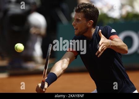 Dominic Thiem d'Autriche joue un revers lors du match de demi-finale des hommes contre Marco Cecchinato d'Italie pendant le treize jour de l'Open de France 2018 à Roland Garros sur 8 juin 2018 à Paris, France. (Photo de Mehdi Taamallah/NurPhoto) Banque D'Images