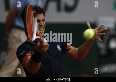 Dominic Thiem d'Autriche joue un revers lors du match de demi-finale des hommes contre Marco Cecchinato d'Italie pendant le treize jour de l'Open de France 2018 à Roland Garros sur 8 juin 2018 à Paris, France. (Photo de Mehdi Taamallah/NurPhoto) Banque D'Images