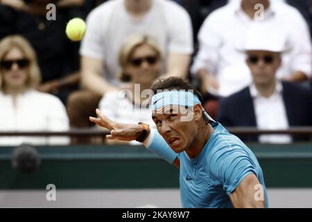 Rafael Nadal, d'Espagne, arrive devant Dominic Thiem, d'Autriche, lors de la finale des singles hommes de Roland Garros lors de l'Open de France sur 10 juin 2018 à Paris, en France. (Photo de Mehdi Taamallah/NurPhoto) Banque D'Images