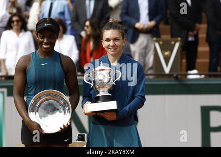 Sloane Stephens (L) des Etats-Unis et Simona Halep de Roumanie au cours du jour 14 de l'Open de France 2018 sur 9 juin 2018 à Paris, France. Simona Halep de Roumanie célèbre avec le trophée après avoir battu Sloane Stephens des États-Unis 3-6 6-4 6-1 dans la finale des femmes célibataires à Roland Garros. (Photo de Mehdi Taamallah/NurPhoto) Banque D'Images