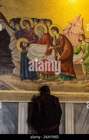 Les pèlerins orthodoxes éthiopiens arrivent dans la nuit pour participer à la messe orthodoxe dans l'Église du Saint-Sépulcre, Jérusalem, Israël sur 10 juin 2018. (Photo par Dominika Zarzycka/NurPhoto) Banque D'Images