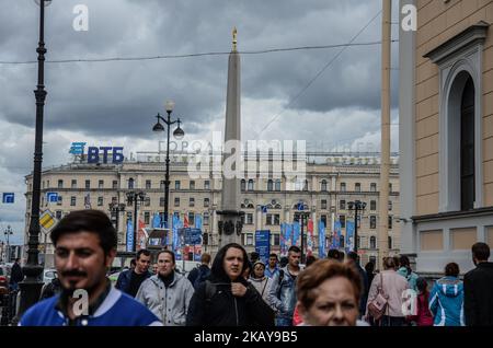 Les rues de Saint-Pétersbourg, sur 05 juin 2018. Deux semaines avant le début de la coupe du monde de la FIFA, Russie 2018, l'expédition internationale des médias a été organisée par l'Agence fédérale des affaires de la jeunesse de la Fédération de Russie entre 01-07 juin 2018. 50 journalistes, blogueurs et vidéastes du monde entier sont venus en Russie pour voir les sites les plus célèbres de 10 villes accueillant la coupe du monde 2018, pour admirer la nature russe merveilleuse, pour découvrir l'infrastructure construite pour l'événement principal du monde du football sur 09 juin 2018 (Photo de Hristo Rusev/NurPhoto) Banque D'Images