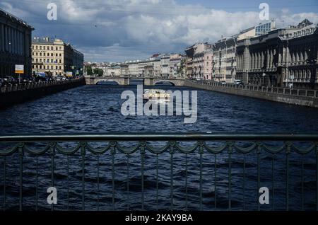 Un des canaux de Saint-Petersesburg sur 05 juin 2018. Deux semaines avant le début de la coupe du monde de la FIFA, Russie 2018, l'expédition internationale des médias a été organisée par l'Agence fédérale des affaires de la jeunesse de la Fédération de Russie entre 01-07 juin 2018. 50 journalistes, blogueurs et vidéastes du monde entier sont venus en Russie pour voir les sites les plus célèbres de 10 villes accueillant la coupe du monde 2018, pour admirer la nature russe merveilleuse, pour découvrir l'infrastructure construite pour l'événement principal du monde du football sur 09 juin 2018 (Photo de Hristo Rusev/NurPhoto) Banque D'Images