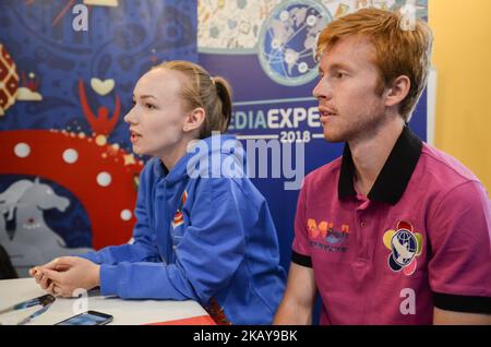 Participant à la rencontre de l'expédition internationale des médias avec les volontaires de Saint Petersesburg pour la coupe du monde 2018Two semaines avant le début de la coupe du monde de la FIFA Russie 2018, l'expédition internationale des médias était organisée par l'Agence fédérale des affaires de la jeunesse de la Fédération de Russie entre 01-07 juin 2018. 50 journalistes, blogueurs et vidéastes du monde entier sont venus en Russie pour voir les sites les plus célèbres de 10 villes accueillant la coupe du monde 2018, pour admirer la nature russe merveilleuse, pour découvrir l'infrastructure construite pour l'événement principal du monde du football sur 09 juin 2018 Banque D'Images