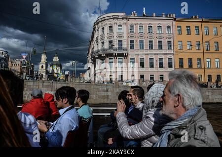 Un des canaux de Saint-Petersesburg sur 05 juin 2018. Deux semaines avant le début de la coupe du monde de la FIFA, Russie 2018, l'expédition internationale des médias a été organisée par l'Agence fédérale des affaires de la jeunesse de la Fédération de Russie entre 01-07 juin 2018. 50 journalistes, blogueurs et vidéastes du monde entier sont venus en Russie pour voir les sites les plus célèbres de 10 villes accueillant la coupe du monde 2018, pour admirer la nature russe merveilleuse, pour découvrir l'infrastructure construite pour l'événement principal du monde du football sur 09 juin 2018 (Photo de Hristo Rusev/NurPhoto) Banque D'Images