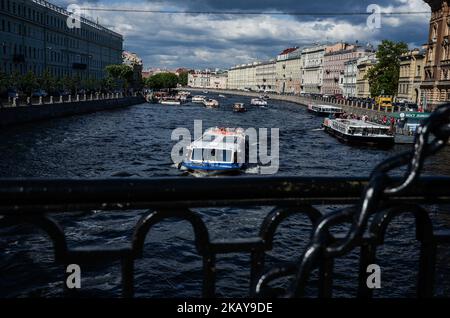 Un des canaux de Saint-Petersesburg sur 05 juin 2018. Deux semaines avant le début de la coupe du monde de la FIFA, Russie 2018, l'expédition internationale des médias a été organisée par l'Agence fédérale des affaires de la jeunesse de la Fédération de Russie entre 01-07 juin 2018. 50 journalistes, blogueurs et vidéastes du monde entier sont venus en Russie pour voir les sites les plus célèbres de 10 villes accueillant la coupe du monde 2018, pour admirer la nature russe merveilleuse, pour découvrir l'infrastructure construite pour l'événement principal du monde du football sur 09 juin 2018 (Photo de Hristo Rusev/NurPhoto) Banque D'Images