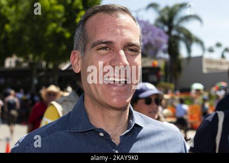 Eric Garcetti, maire de Los Angeles, lors de la parade LA Pride à West Hollywood, Californie sur 10 juin 2018. La célébration annuelle du LGBTQ a attiré une foule estimée à 150 000 personnes. (Photo de Ronen Tivony/NurPhoto) Banque D'Images