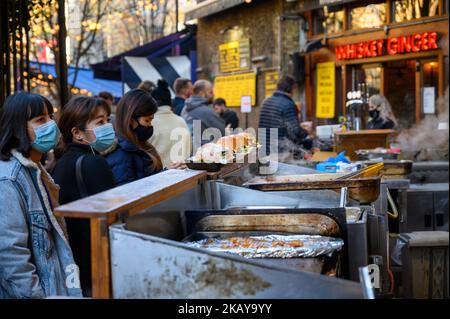 LONDRES - 4 novembre 2020: Les gens portent des masques de protection individuelle et commandent des hamburgers dans un restaurant de rue dans le marché de Borough Banque D'Images