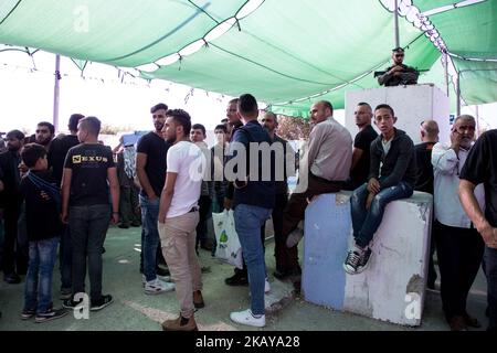 Les Palestiniens attendent au point de contrôle de Bethléem n° 300 pour se rendre à Jérusalem pendant le ramadan pour participer à la prière du soir à Bethléem, Palestine sur 11 juin 2018. De plus en plus de Palestiniens avec visiter la mosquée Al Aqsa pendant que le Ramadan arrive à sa fin (photo de Dominika Zarzycka/NurPhoto) Banque D'Images