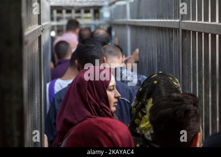 Les Palestiniens attendent au point de contrôle de Qalandia pendant le ramadan pour se rendre à Jérusalem pour participer à la prière du soir à la mosquée Al Aqsa, Palestine sur 11 juin 2018. De plus en plus de Palestiniens souhaitent visiter la mosquée Al Aqsa pendant que le Ramadan arrive à sa fin (photo de Dominika Zarzycka/NurPhoto) Banque D'Images