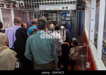 Les Palestiniens attendent au point de contrôle de Qalandia pendant le ramadan pour se rendre à Jérusalem pour participer à la prière du soir à la mosquée Al Aqsa, Palestine sur 11 juin 2018. De plus en plus de Palestiniens souhaitent visiter la mosquée Al Aqsa pendant que le Ramadan arrive à sa fin (photo de Dominika Zarzycka/NurPhoto) Banque D'Images