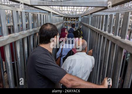 Les Palestiniens attendent au point de contrôle de Qalandia pendant le ramadan pour se rendre à Jérusalem pour participer à la prière du soir à la mosquée Al Aqsa, Palestine sur 11 juin 2018. De plus en plus de Palestiniens souhaitent visiter la mosquée Al Aqsa pendant que le Ramadan arrive à sa fin (photo de Dominika Zarzycka/NurPhoto) Banque D'Images