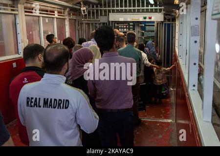 Les Palestiniens attendent au point de contrôle de Qalandia pendant le ramadan pour se rendre à Jérusalem pour participer à la prière du soir à la mosquée Al Aqsa, Palestine sur 11 juin 2018. De plus en plus de Palestiniens souhaitent visiter la mosquée Al Aqsa pendant que le Ramadan arrive à sa fin (photo de Dominika Zarzycka/NurPhoto) Banque D'Images