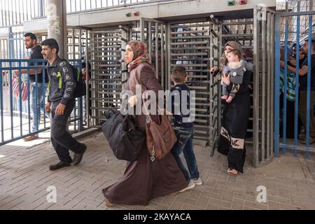 Les Palestiniens au point de contrôle de Qalandia pendant le ramadan tentent de se rendre à Jérusalem pour participer à la prière du soir à la mosquée Al Aqsa, Palestine sur 11 juin 2018. De plus en plus de Palestiniens souhaitent visiter la mosquée Al Aqsa pendant que le Ramadan arrive à sa fin (photo de Dominika Zarzycka/NurPhoto) Banque D'Images