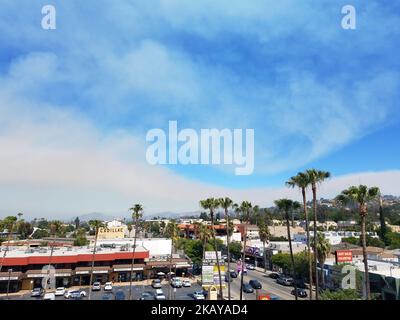 La fumée augmente dans toute la vallée de San Fernando à Los Angeles tandis que les pompiers combattent pour contenir le feu de Portola, à Sherman Oaks, CA, États-Unis, sur 12 juin, 2018. (Photo de John Fredricks/NurPhoto) Banque D'Images