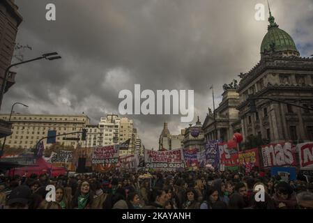 Des milliers de personnes assistent à une manifestation en faveur (mouchoir vert) et des centaines contre (mouchoir bleu clair et ballons roses) de légaliser l'avortement en dehors du Congrès tandis que les législateurs débattent et votent un projet de loi sur l'avortement à Buenos Aires, en Argentine, au 13 juin 2018. (Photo par Matias Jovet/NurPhoto) Banque D'Images