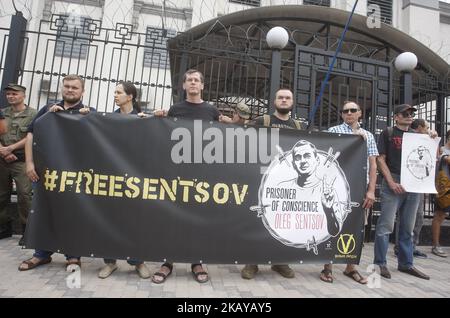 Les activistes tiennent des pancartes alors qu'ils prennent part à une manifestation pour la libération du directeur ukrainien Oleg Sentsov et d'autres prisonniers politiques, près de l'Embasy russe à Kiev, Ukraine, le 13 juin 2018. (Photo par STR/NurPhoto) Banque D'Images