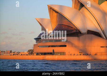 Une belle photo de l'opéra historique de Sydney, prise sous le pont du port en Australie Banque D'Images