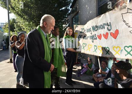 Le chef du Parti travailliste Jeremy Corbyn s'est joint aux gens lors de la marche silencieuse à l'occasion du premier anniversaire de l'incendie de la tour Grenfell sur 14 juin 2018 à Londres, en Angleterre. Dans l'une des pires tragédies urbaines de Grande-Bretagne depuis la Seconde Guerre mondiale, un incendie dévastateur a éclaté dans la tour Grenfell de 24 étages, sur 14 juin 2017, où 72 personnes sont mortes du feu dans le bâtiment de logement public de la région de North Kensington à Londres. (Photo par Alberto Pezzali/NurPhoto) Banque D'Images