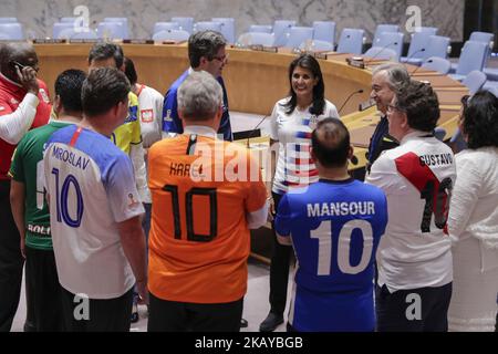 Nations Unies, New York, Etats-Unis, 14 juin 2018 - les membres du Conseil de sécurité, portant les maillots de leurs équipes nationales, se sont réunis aujourd'hui dans la salle pour marquer l'ouverture de la coupe du monde de la FIFA de cette année au siège de l'ONU à New York. Nikki Haley, ambassadeur des États-Unis, avec maillot de l'équipe américaine. (Photo de Luiz Rampelotto/NurPhoto) Banque D'Images