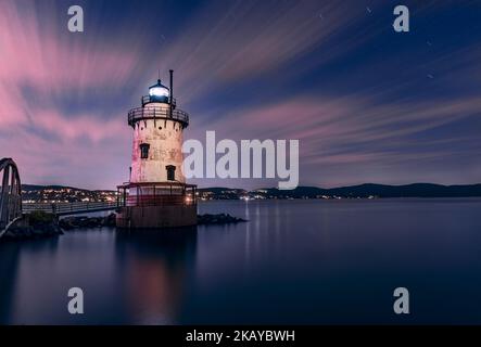 Une belle vue nocturne du phare de Tarrytown dans Sleepy Hollow, NY, avec de longs nuages d'exposition Banque D'Images