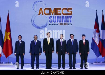 (G-D) le président du Myanmar U Win Myint, le Premier ministre du Vietnam Nguyen Xuan Phuc, le Premier ministre thaïlandais Prayut Chan-o-cha, le Premier ministre du Cambodge Hun Sen, Le Premier ministre du Laos, Thongloun Sisoulith, et le secrétaire général de l'ANASE, Lim Jock Hoi, posent pour une photographie de groupe lors de la cérémonie d'ouverture du Sommet de la Stratégie de coopération économique Ayeyawady-Chao Phraya-Mekong 8th (ACMECS-8), à Bangkok, en Thaïlande, du 16 au 18 juin 2018. (Photo par Anusak Laowilas/NurPhoto) Banque D'Images