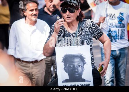 Des gens protestent lors d'une manifestation antiraciste contre les inégalités économiques et de la décision du ministre italien de l'intérieur, Matteo Salvini, de fermer les ports italiens aux navires des ONG avec des migrants secourus à bord du Ron 16 juin 2018 à Rome, en Italie. (Photo par Andrea Ronchini/NurPhoto) Banque D'Images