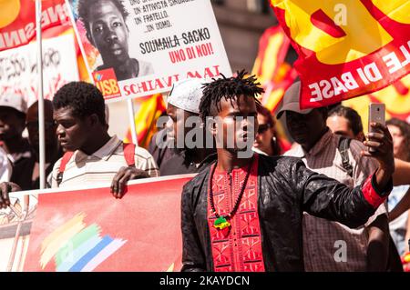 Des gens protestent lors d'une manifestation antiraciste contre les inégalités économiques et de la décision du ministre italien de l'intérieur, Matteo Salvini, de fermer les ports italiens aux navires des ONG avec des migrants secourus à bord du Ron 16 juin 2018 à Rome, en Italie. (Photo par Andrea Ronchini/NurPhoto) Banque D'Images