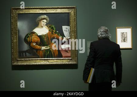 Un visiteur regarde un portrait d'une 'femme vénitienne dans la guise de Lucretia (1533)' par Lorenzo Lotto (1480-1557) peintre, dessinateur et illustrateur italien, au Museo Nacional del Prado à Madrid, Espagne sur 17 juin 2018. Le Musée du Prado présente la première grande exposition monographique dédiée aux portraits de Lorenzo Lotto. Organisé avec la Galerie nationale de Londres, il peut être visité du 06/19/2018 - 09/30/2018 (photo par Oscar Gonzalez/NurPhoto) Banque D'Images