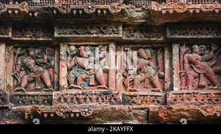 Vue rapprochée de la sculpture en terre cuite détail de la scène de Ramayana avec des singes sur le magnifique temple ancien à Puthia, dans le district de Rajshahi, au Bangladesh Banque D'Images